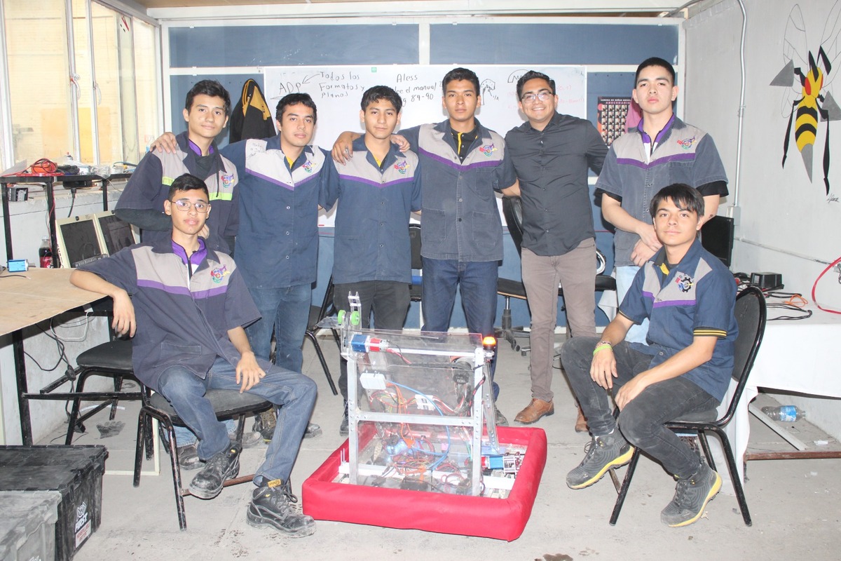 Alumnos del Bachillerato Técnico Industrial de la Laguna. (Claudia Luévano)