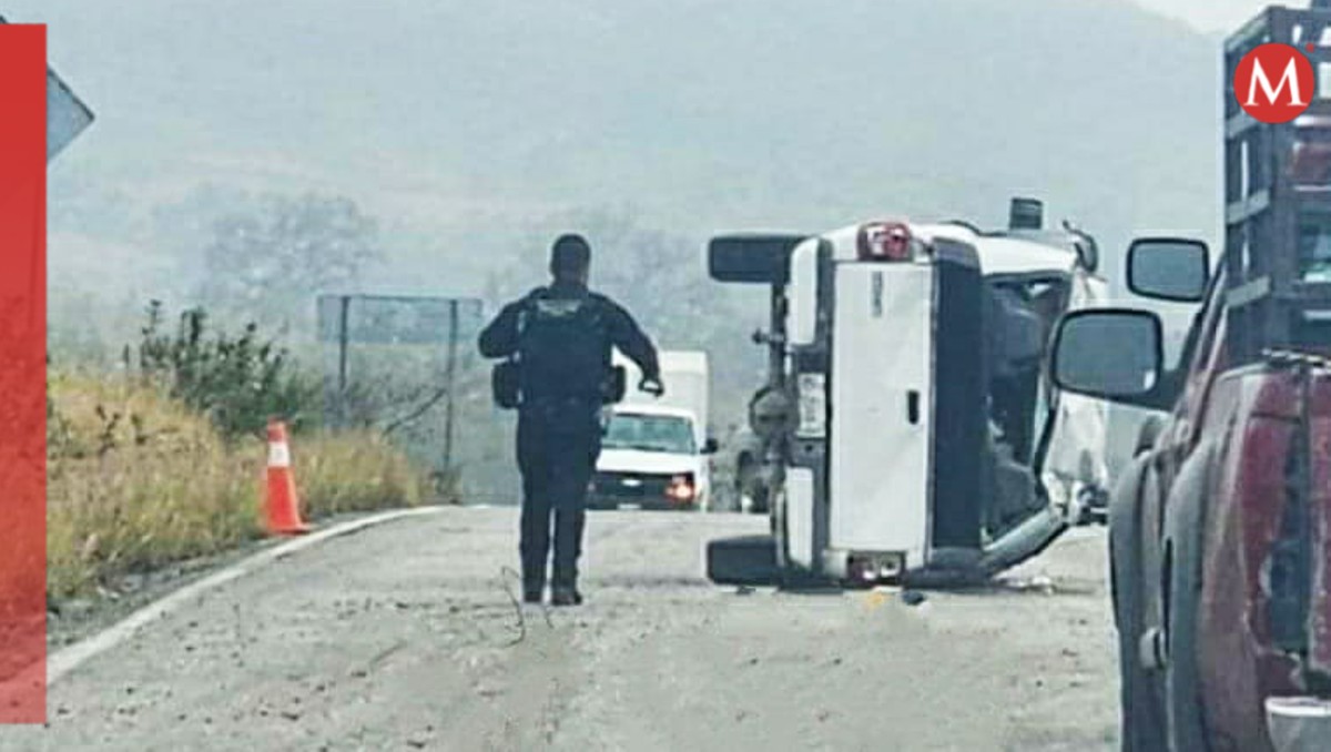 Cierran carretera Aldama-Soto La Marina tras volcadura de camioneta