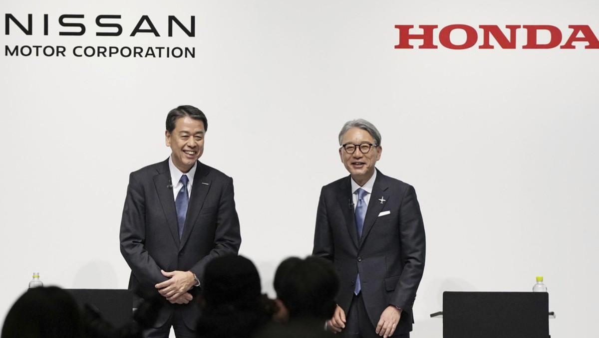 Director general de Nissan, Makoto Uchida (izquierda), y el presidente de Honda, Toshihiro Mibe, en conferencia de prensa. Foto: (Reuters)