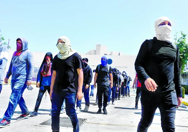 Normalistas llevan a cabo un mitin frente a los juzgados federales de Acapulco. Cuartoscuro