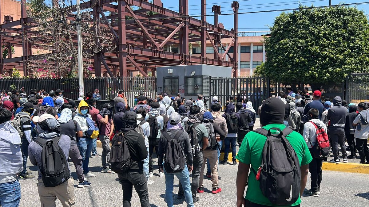 Los normalistas realizaron pintas durante la manifestación en el Congreso de Guerrero. | Jorge Martínez