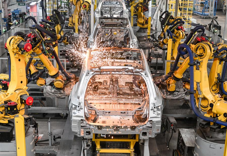 Robots sueldan carrocerías de autos en un taller del fabricante chino de vehículos eléctricos Li Auto Inc. (Xinhua/ Ji Chunpeng)