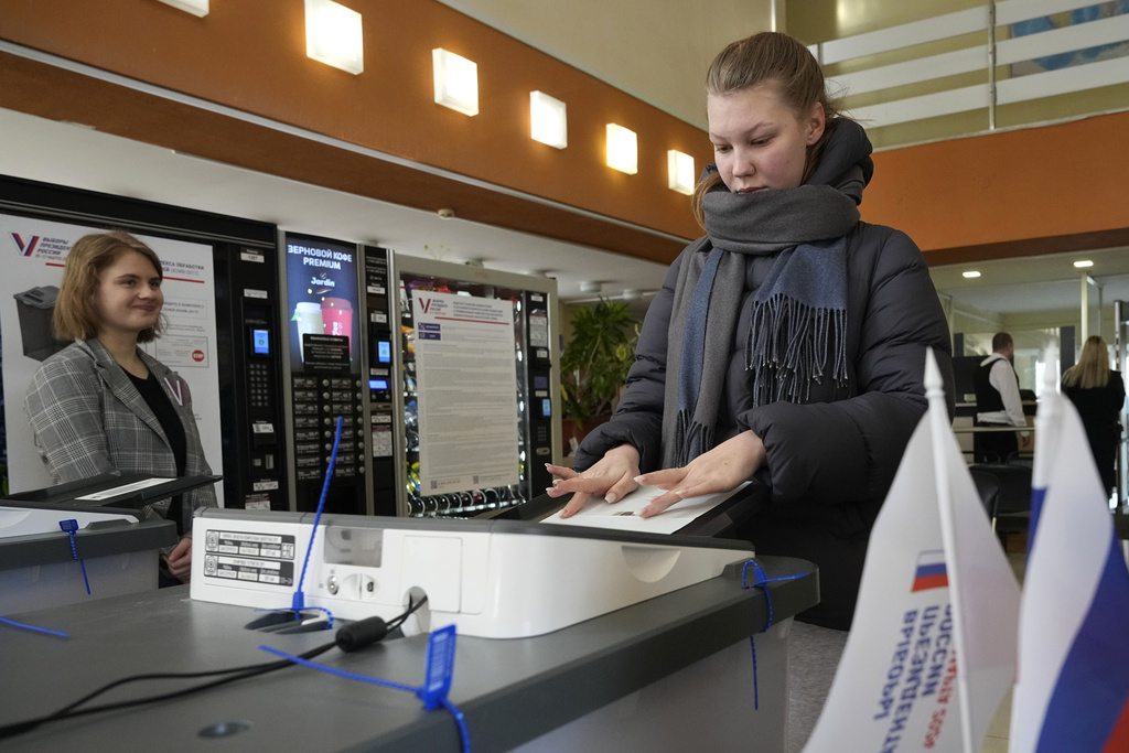 Una mujer vota en las elecciones presidenciales de Rusia, en un centro electoral en San Petersburgo, Rusia | Agencia AP