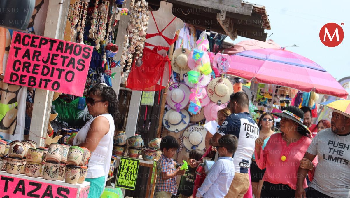 Artesanos y comercios de playa Miramar. (Yazmín Sánchez)