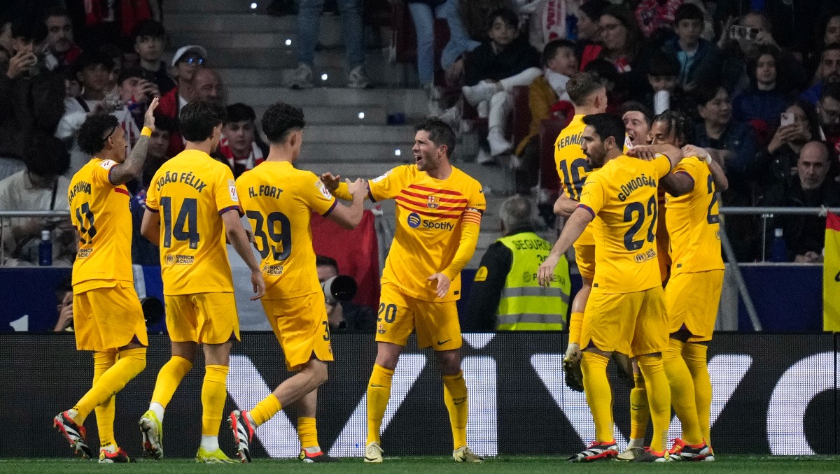 Barcelona se impone al Atlético de Madrid y mantiene la pelea por La Liga  (AP)