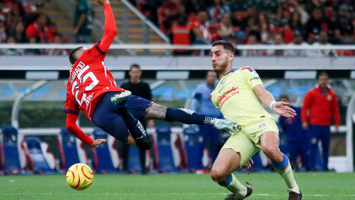 Felipe Ramos Rizo señala que sí hubo penal de Cáceres sobre Alvarado en el Clásico Nacional (Imago7)