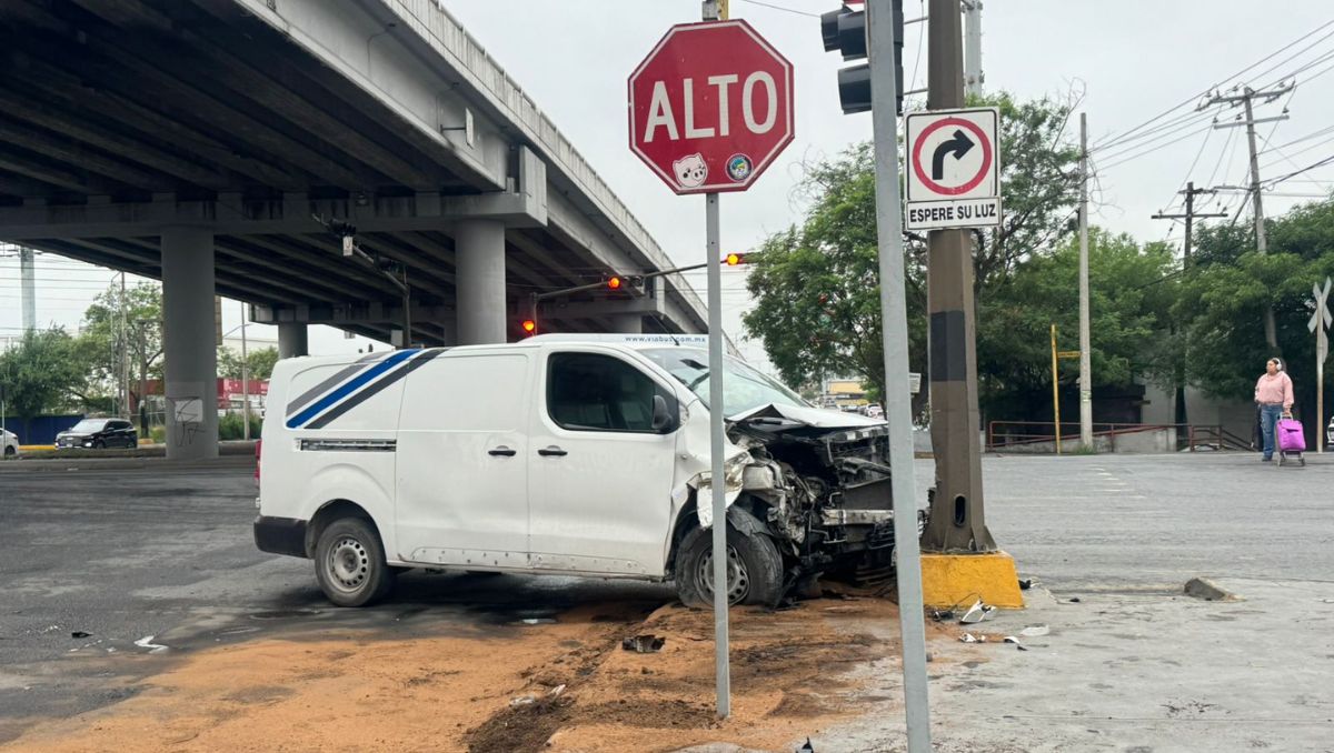Los hechos se registraron durante la mañana en el cruce de la avenida Rómulo Garza y Juan Pablo II. Marcel Cuevas
