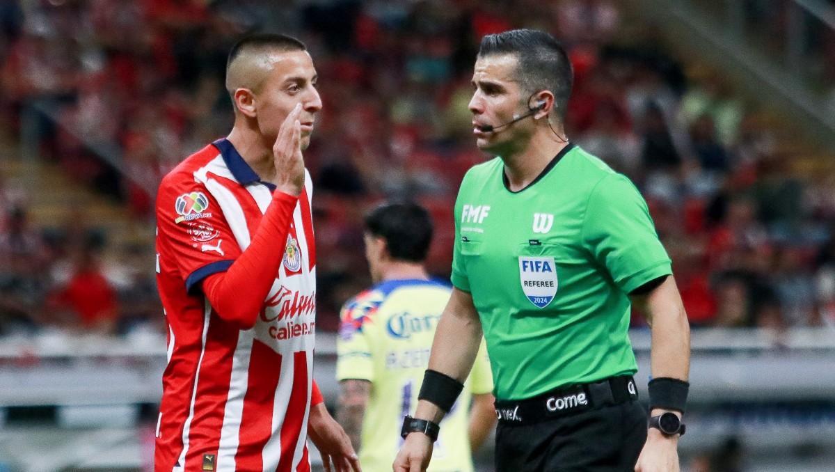 Revelan audios del VAR tras polémica jugada entre Cáceres y Álvarado en Clásico Nacional (Imago7)