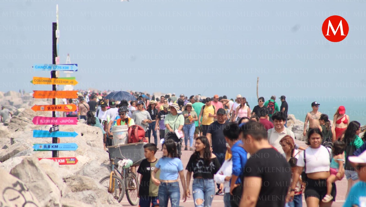 Turistas visitan playa Miramar hoy domingo 17 marzo de 2024. (Yazmín Sánchez)
