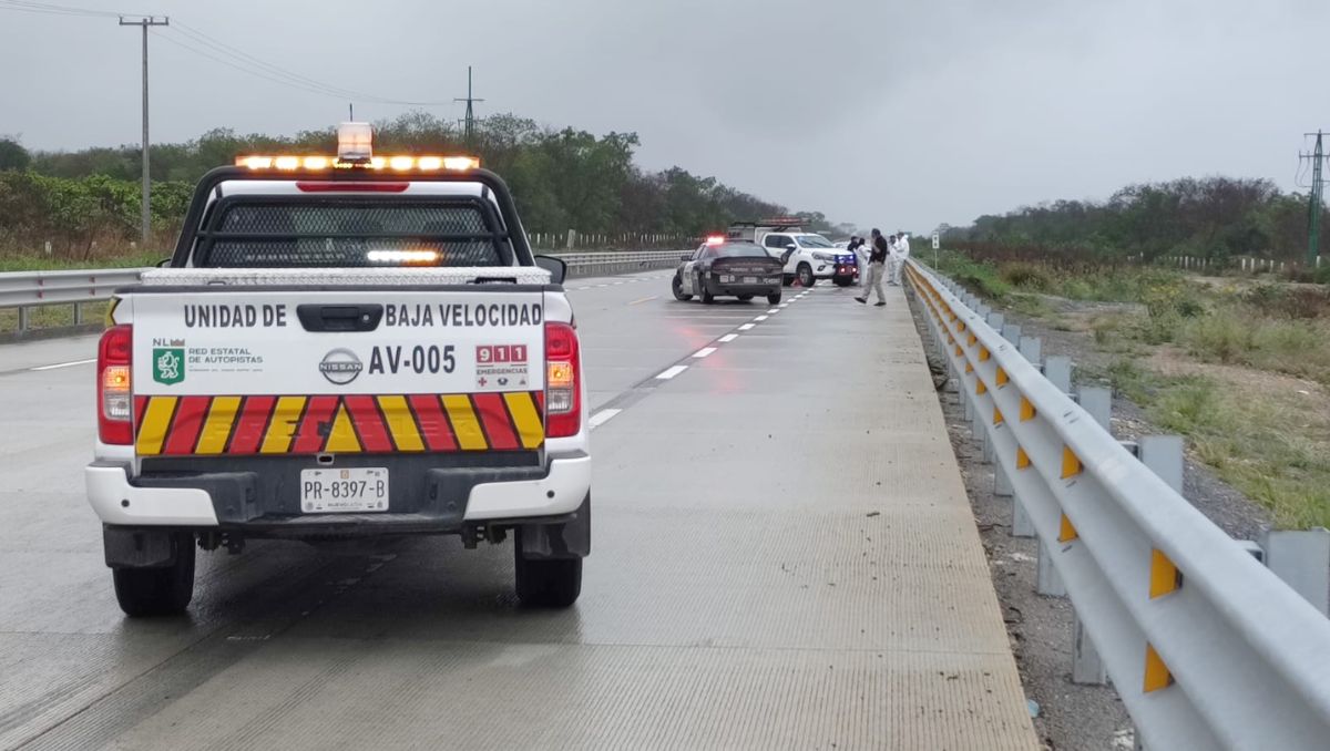 El auto fue abandonado en el acotamiento, con las luces encendidas y la cajuela entreabierta. Agustín Martínez