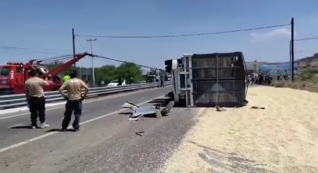 Camión choca y vuelca en Tasquillo.