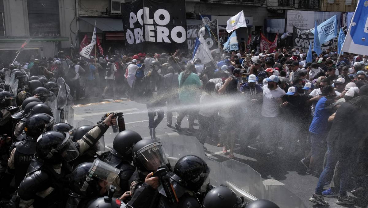 Los convocantes a las protestas anunciaron 500 bloqueos en la capital | AP