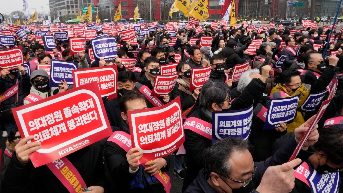 Corea del Sur suspende a médicos por incitar huelga | AP