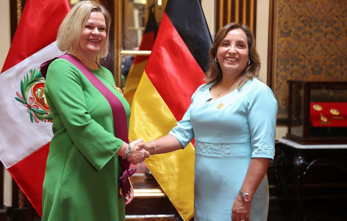 Dina Boluarte junto a la ministra de interior alemana, Nancy Faeser (Reuters)
