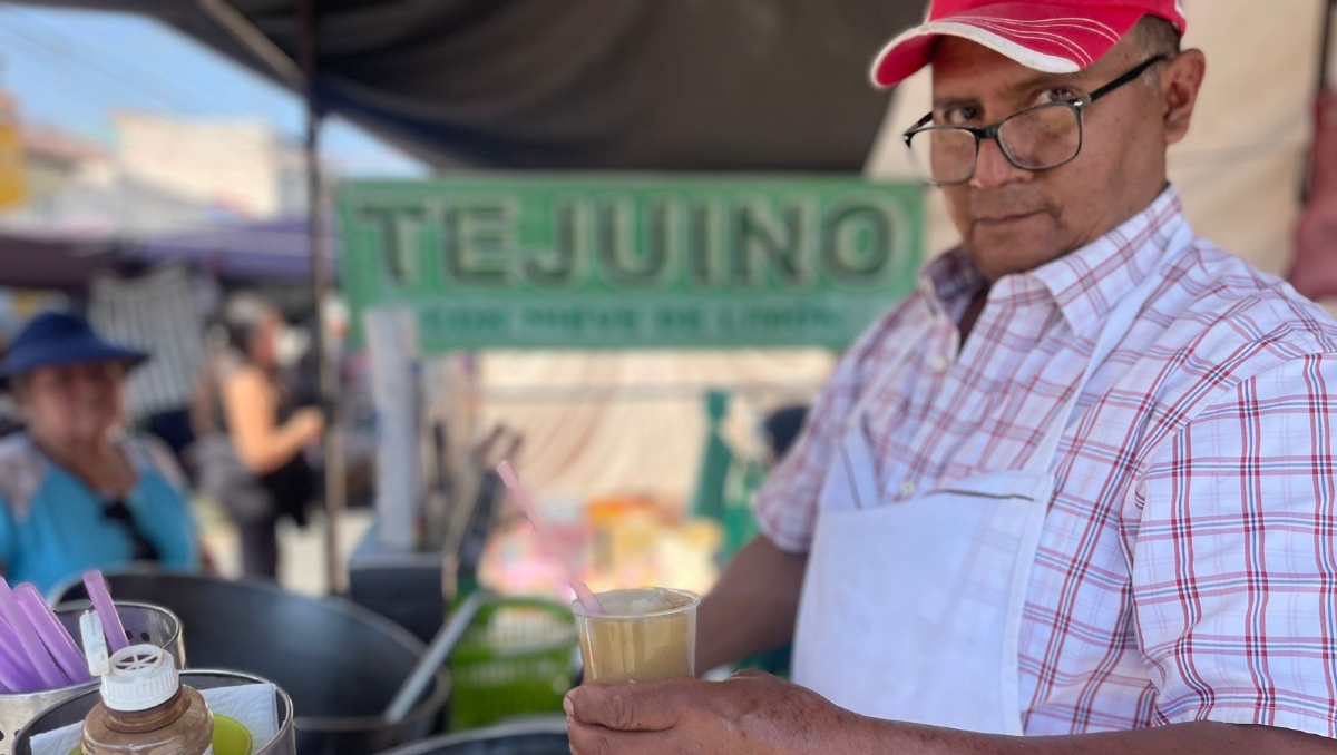Don Alejandro sirve un vaso de tejuino
