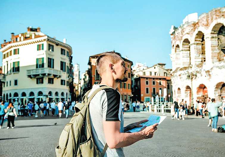 El mapa en papel da autonomía; la aplicación, no. Shutterstock