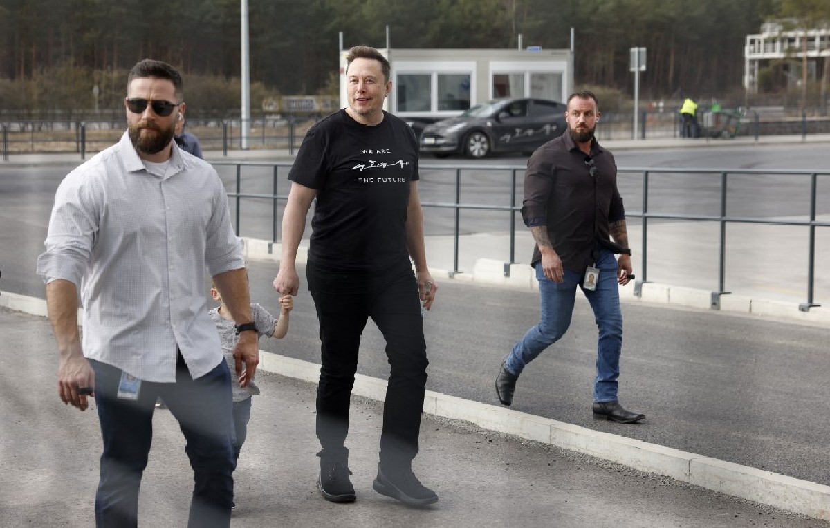 Elon Musk en una planta de tesla en Berlín (AFP)