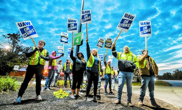 La huelga de United Autoworkers demuestra la lucha contra el financiamiento corporativo. AP