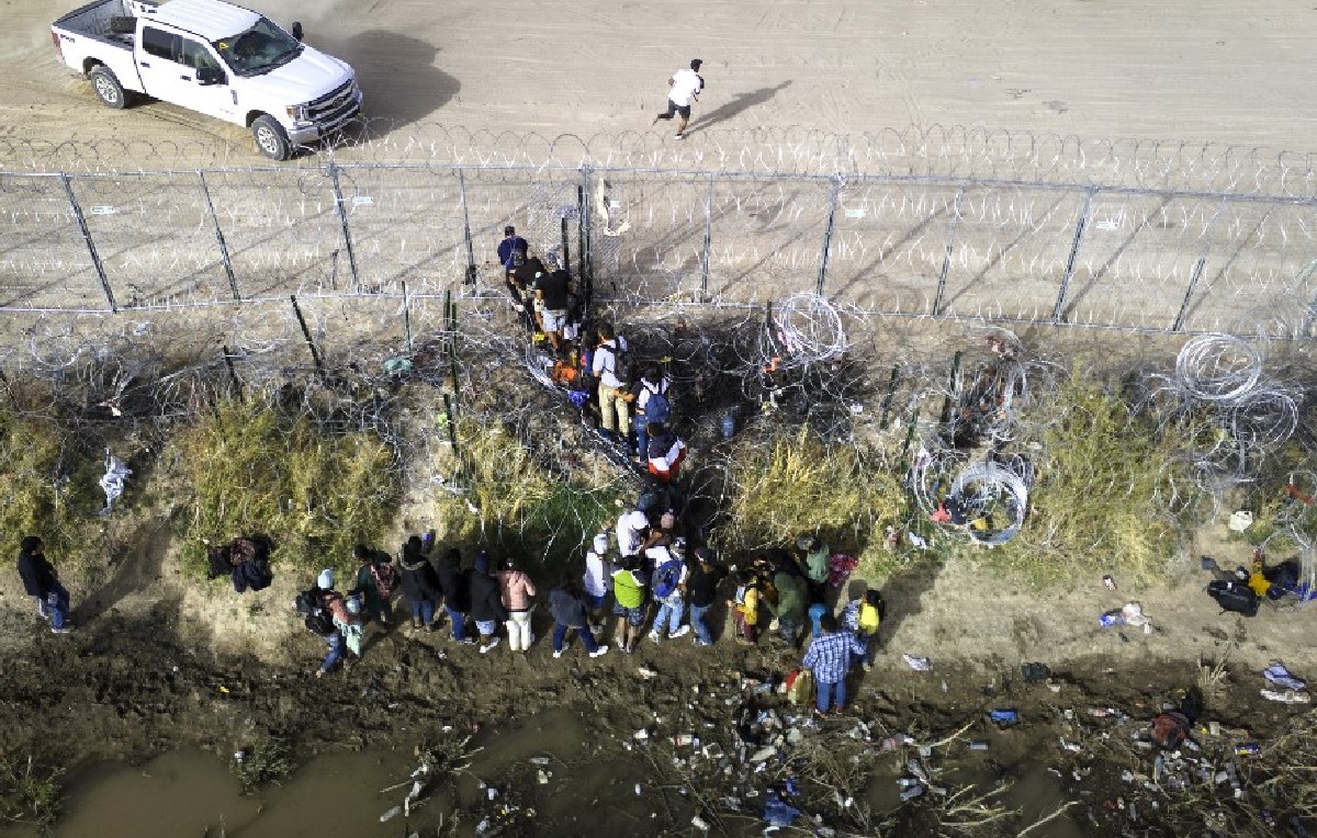 Migrantes en la frontera de Texas y México (AFP)