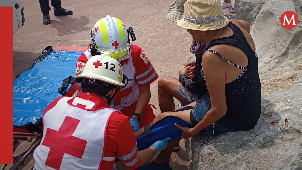 Mujer se cae en piedras de las escolleras y se lesiona una pierna.