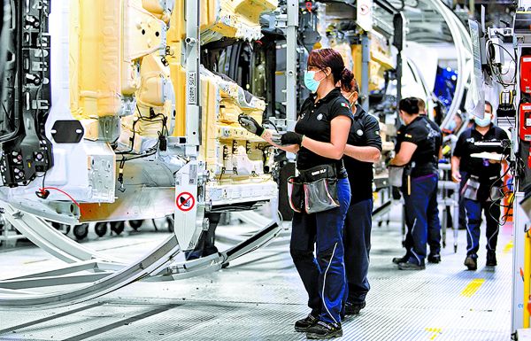 El objetivo de una economía debe ser equilibrar el consumo y la producción. EFE