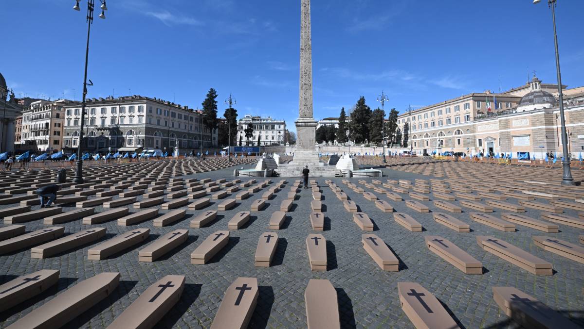 Los ataúdes se formaron en la Plaza del Pueblo en Roma | AFP