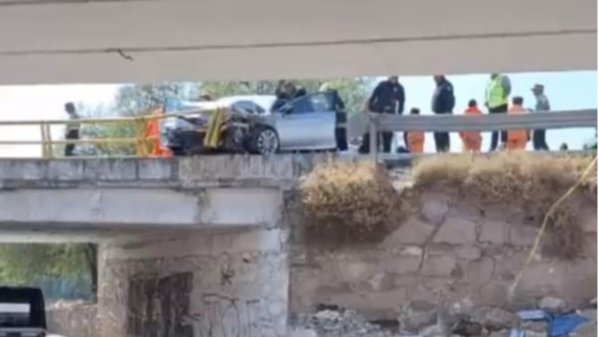 Auto choca contra barrera de conteción, autopista México-Pirámides. Foto: (Especial)
