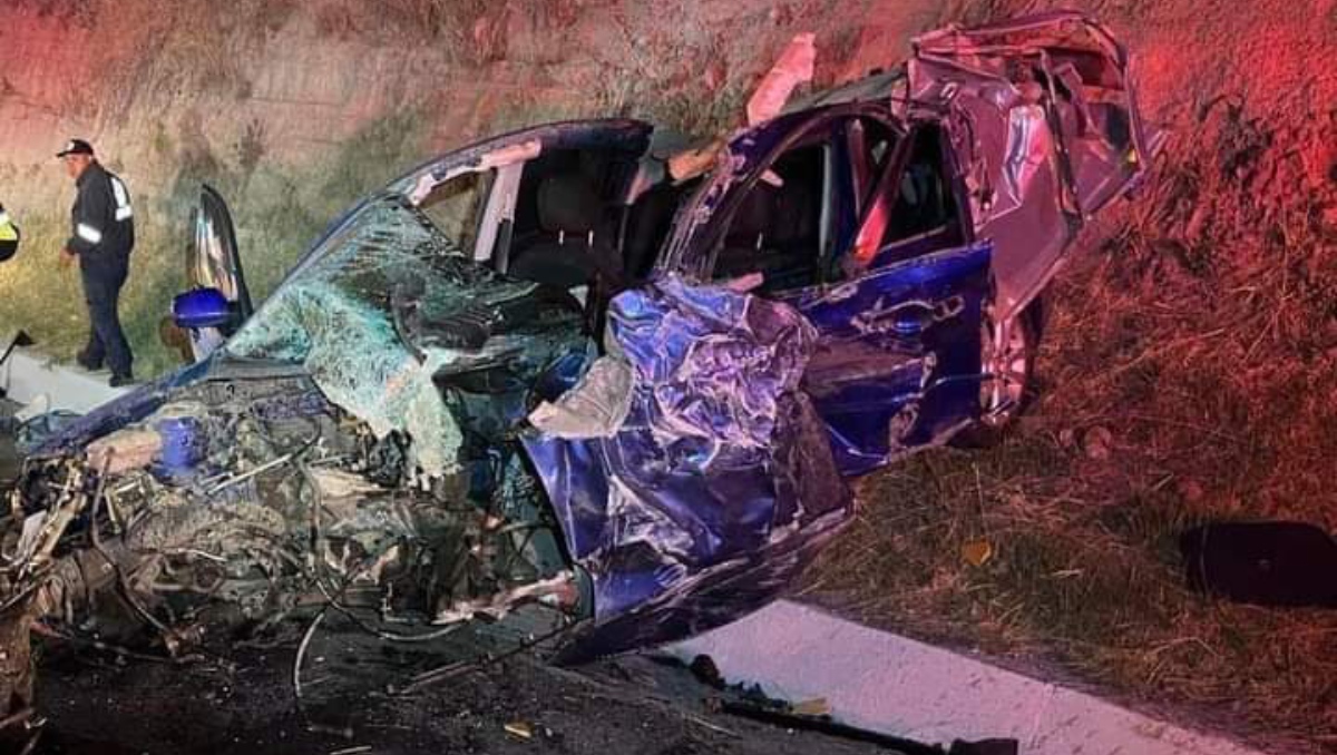 Auto queda destrozado tras choque en autopista Toluca-Zitácuaro. Foto: (Especial)