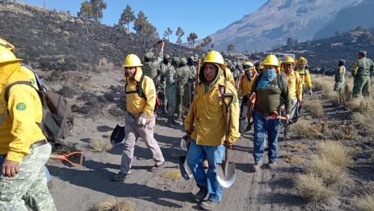 Elementos de seguridad anti incendios en el Parque Nacional el Iztaccíhuatl-Popocatépetl. Foto: (Especial)