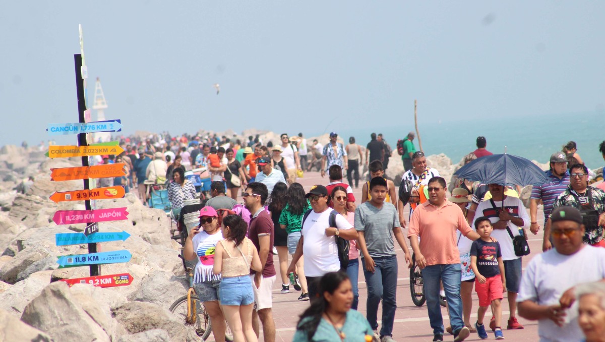 Familias abarrotan las escolleras de playa Miramar. (Yazmín Sánchez)