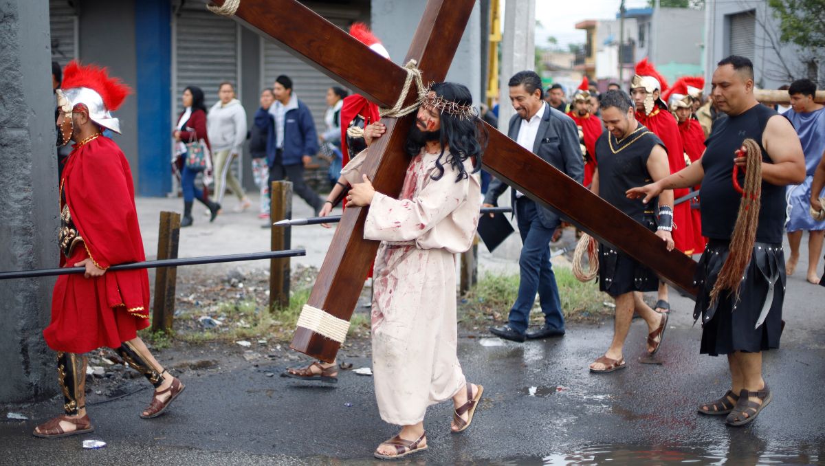 Feligreses de distintos puntos del Área Metropolitana acuden a presenciar esta importante representación. Raúl Palacios