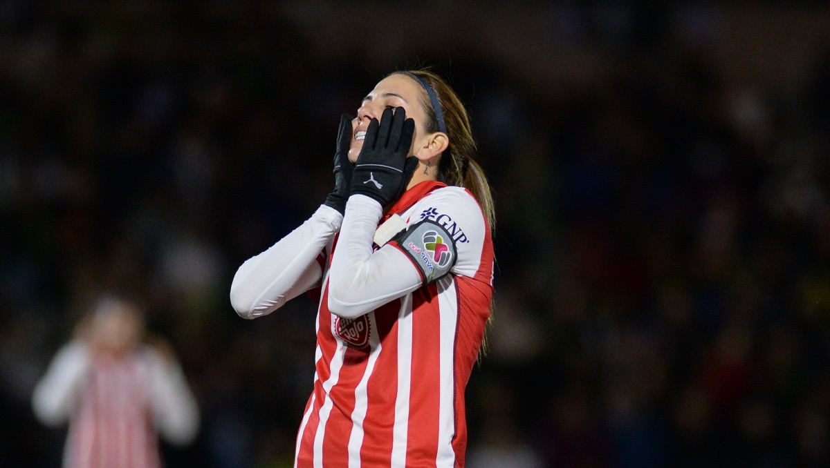 'Licha' Cervantes recibió reclamos de un aficionado de Chivas en centro comercial (Imago7)