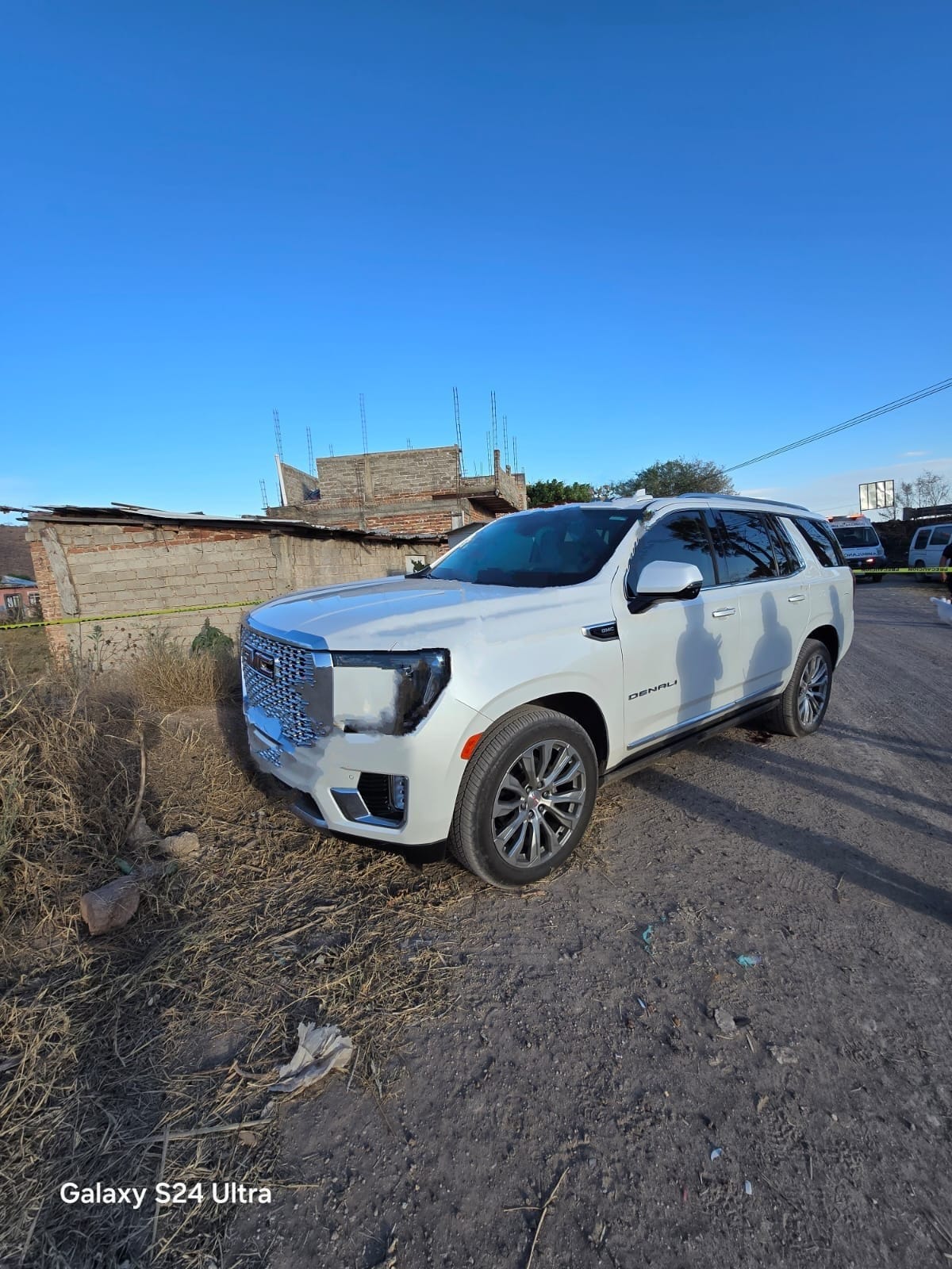 Reportan el hallazgo de tres cuerpos al interior de una camioneta abandonada en Villa Corona (Especial)