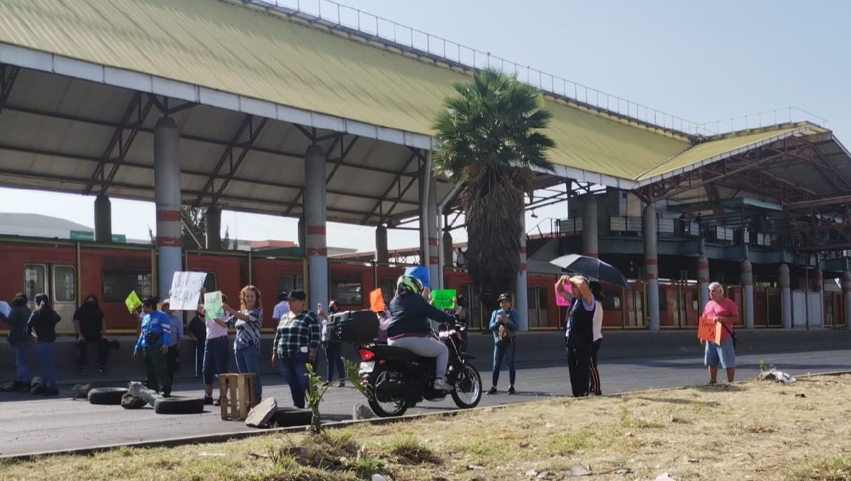 Vecinos de Ecatepec bloquean avenida Central. Foto: (Especial)