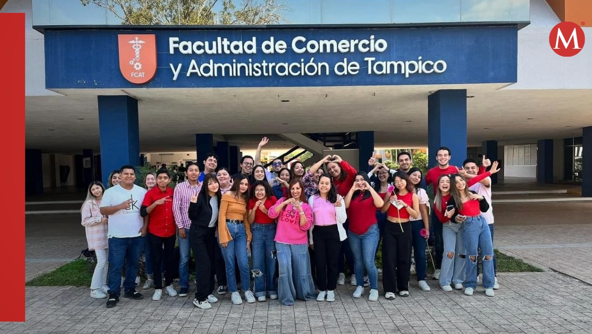 Alumnos de la Facultad de Comercio y Administración de Tampico de la UAT.