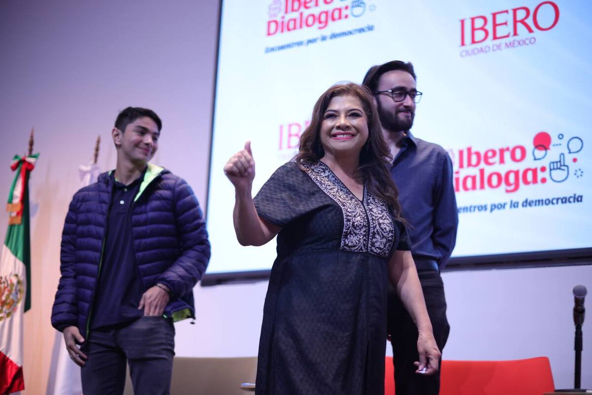 Clara Brugada en encuentro con alumnos de Ibero. (Foto: @ClaraBrugadaM)