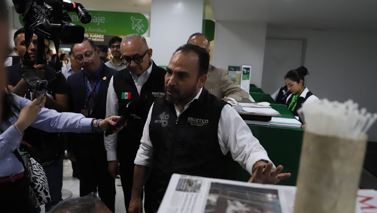 David Aguilar Romero, titular de Profeco recorre Aeropuerto Internacional de CDMX previo a vacaciones de Semana Santa. Foto:(Octavio Hoyos).