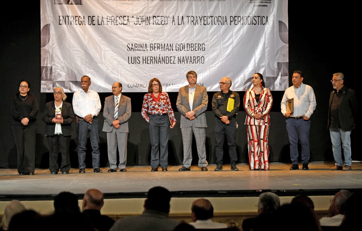 Entregan presea a la trayectoria periodística en las instalaciones del Teatro Isauro Martínez. | Roberto Amaya