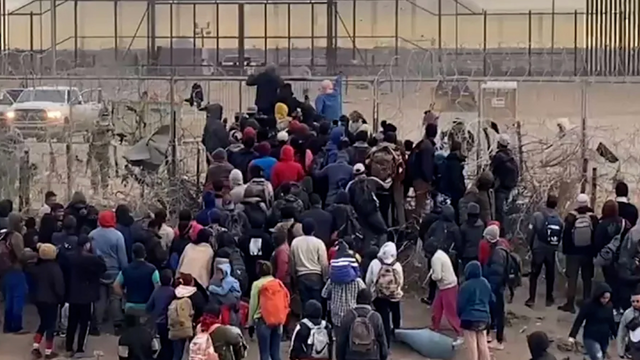 "Tenemos hambre": Migrantes insisten en la frontera con EU tras intentar derribar valla en Cd. Juárez