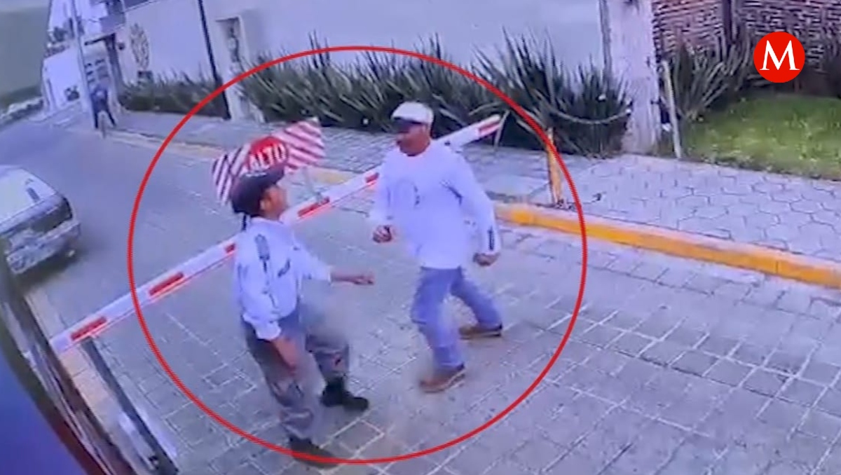 Hombre golpea a guardia de seguridad privada en Cholula, Puebla | Especial