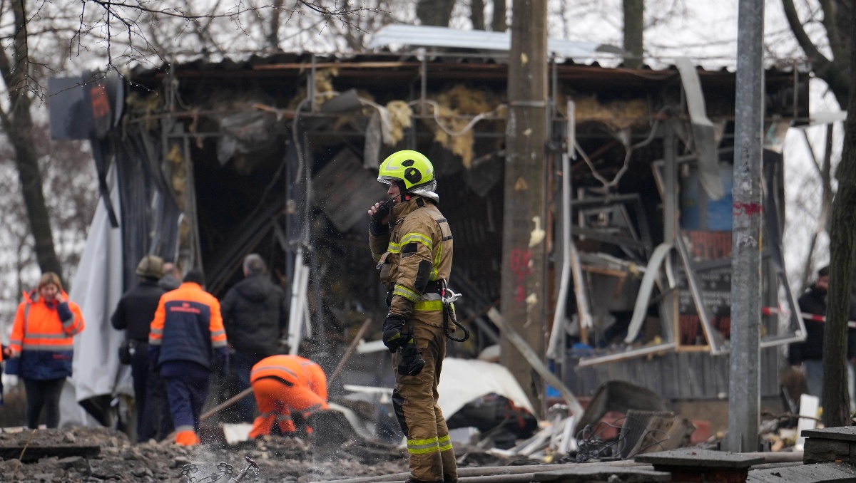 Un bomberos, entre los escombros tras un ataque ruso en Kiev, Ucrania, el 21 de marzo de 2024 | AP