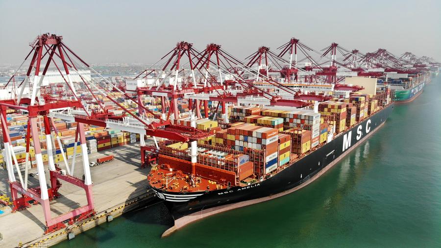 Buque de carga que atraca en el puerto de Qingdao, en la provincia  Shandong, en el este de China. 13 de marzo de 2024. (Xinhua/ Li Ziheng)