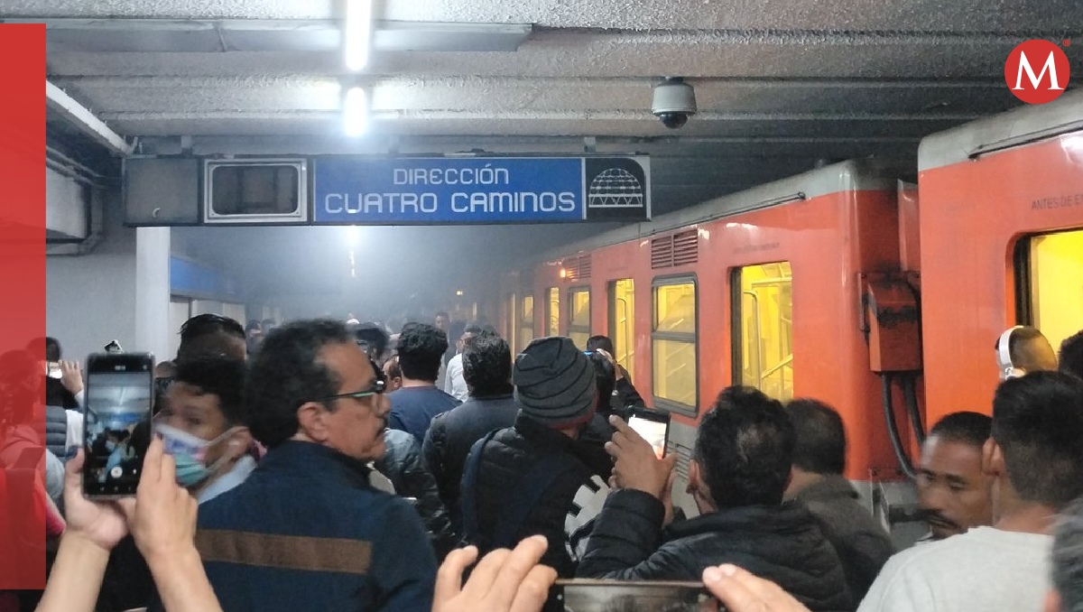 Usuarios compartieron imágenes del humo que salía de los vagones. | @IsraelH_Montano