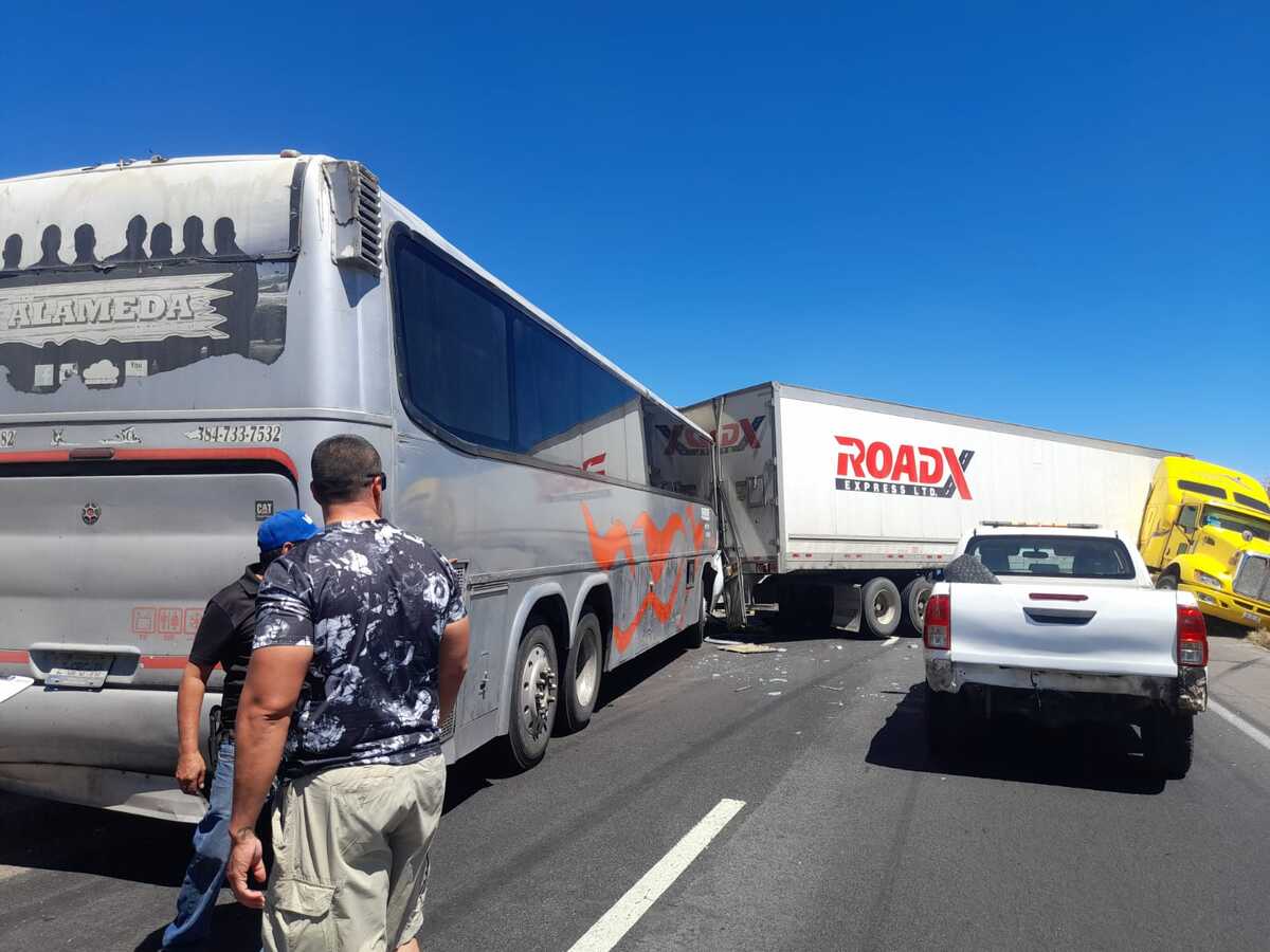 Autobús de una banda musical sufre accidente en autopista de Poncitlán (Cortesía)