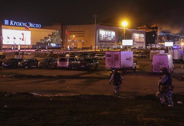 La policía rusa vigila la zona cercana a la sala de conciertos Crocus City Hall en llamas tras un tiroteo en las afueras de Moscú | Agencia EFE