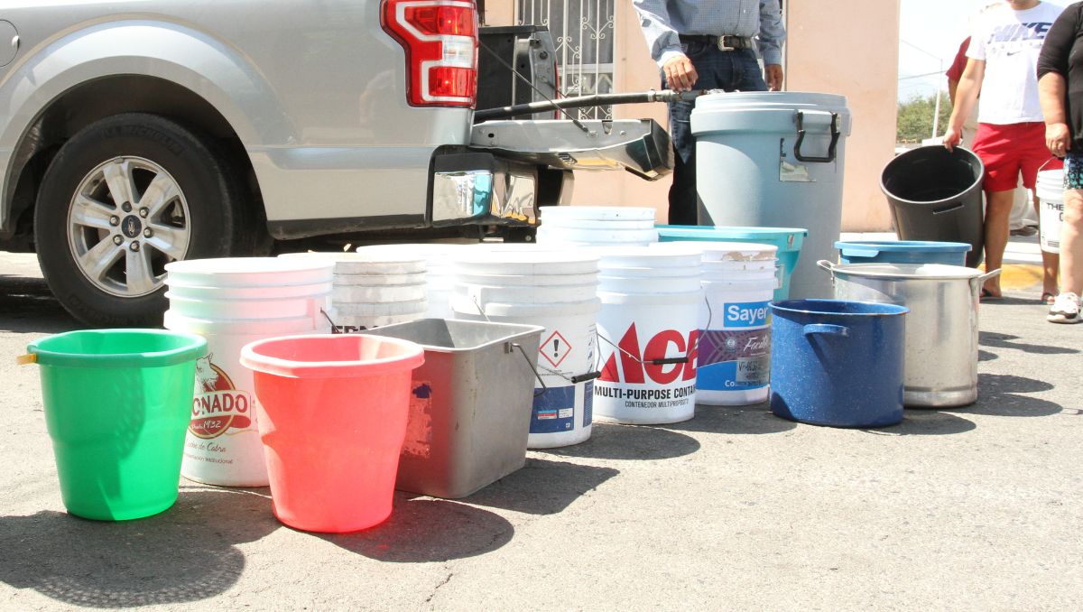 Recipientes de todos tamaños son utilizados para almacenar agua en los hogares. Roberto Alanís