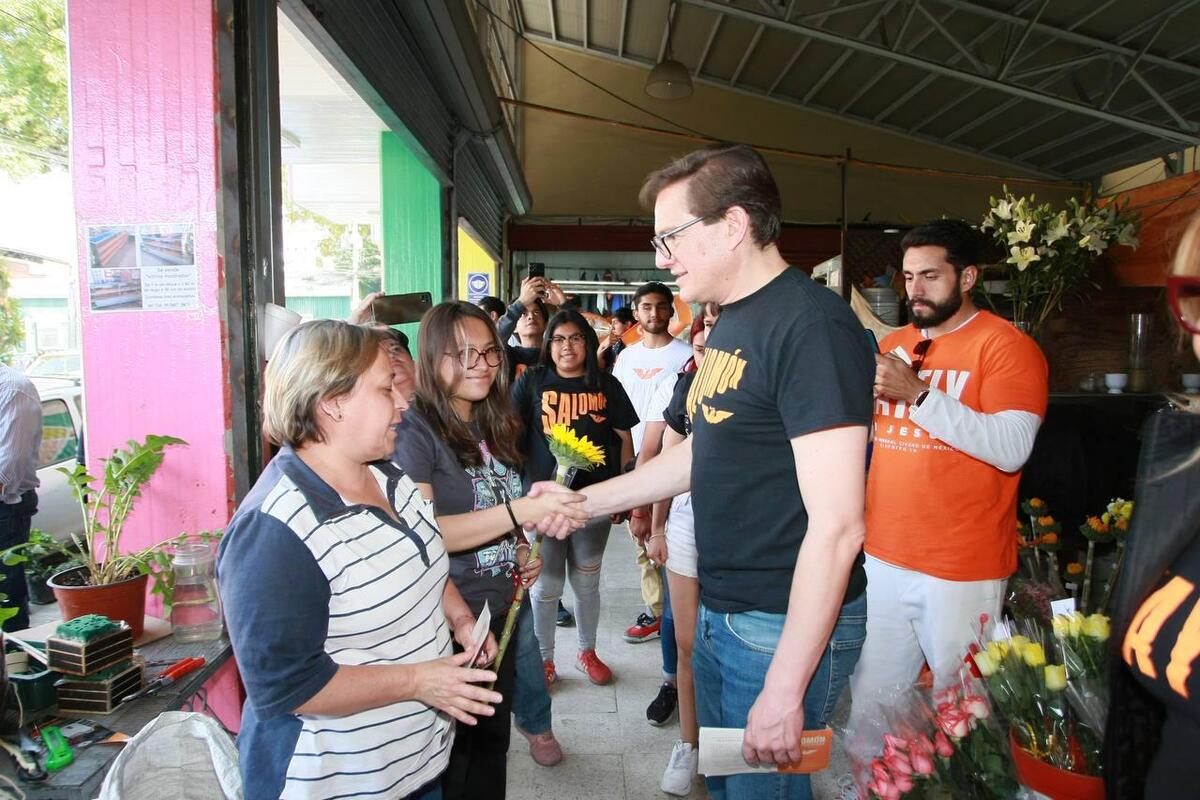 Salomón Chertorivski en contacto con los ciudadanos para exponer sus propuestas para la CDMX.