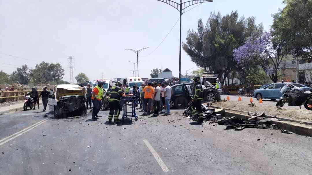 Autoridades atendieron el incidente y rescataron a los pasajeros involucrados en el choque. | Jorge Becerril