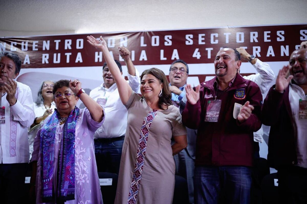 Clara Brugada en reunión con trabajadores del gobierno de Cdmx.