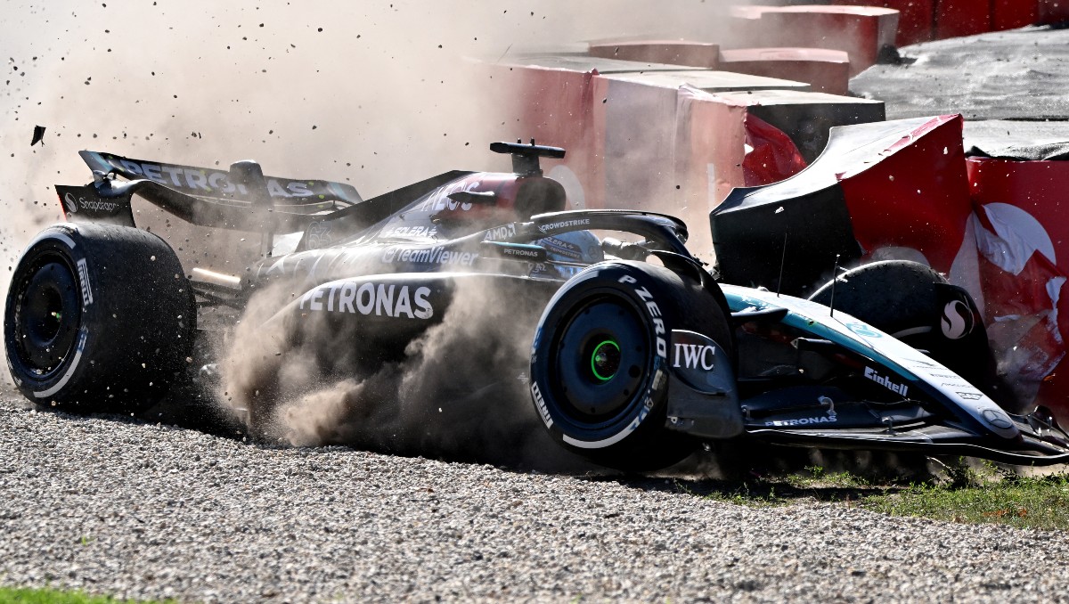 George Russell sufre aparatoso choque y destroza su monoplaza en GP de Australia (AFP)